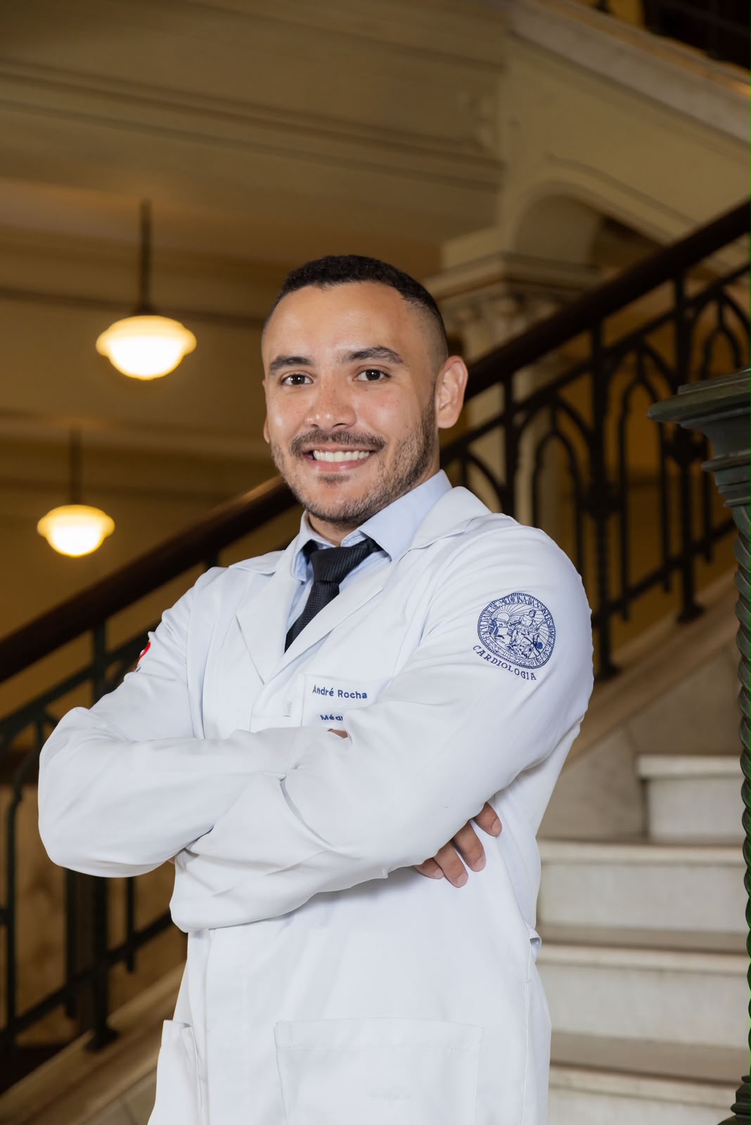 Dr. André Rocha, cardiologista, em ambiente hospitalar